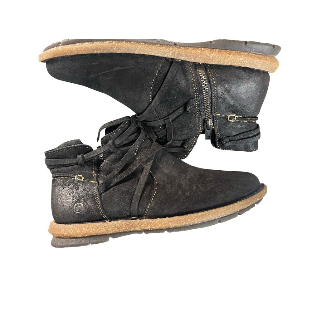 These are the Børn Women's Tarkiln Ankle
Booties in Black Distressed, 9.5